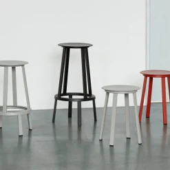 Tabouret de bar 75cm en aluminium noir Revolver - HAY