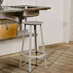 Tabouret de bar 75cm en aluminium noir Revolver - HAY