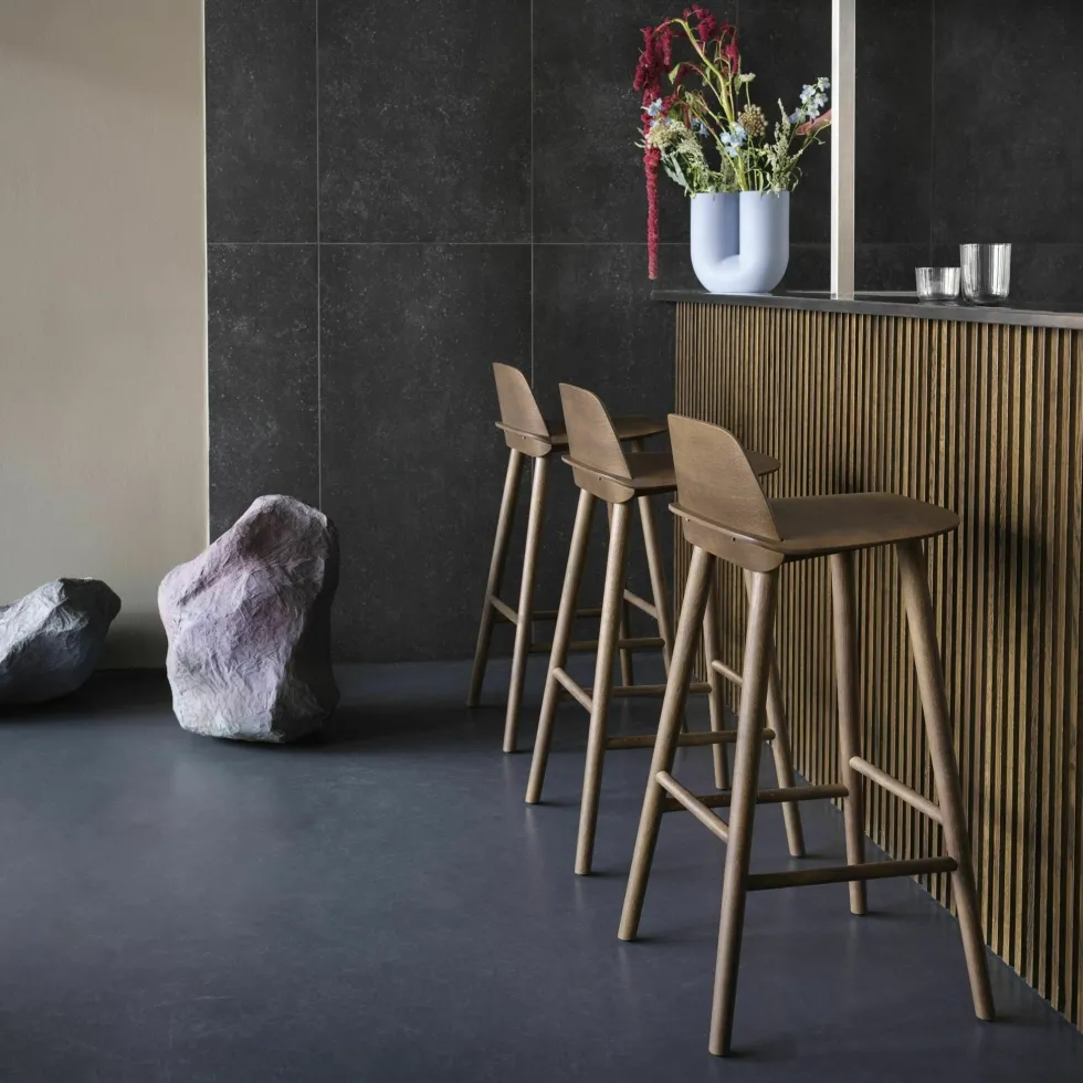 Tabouret de bar 65 cm en chêne foncé Nerd - Muuto