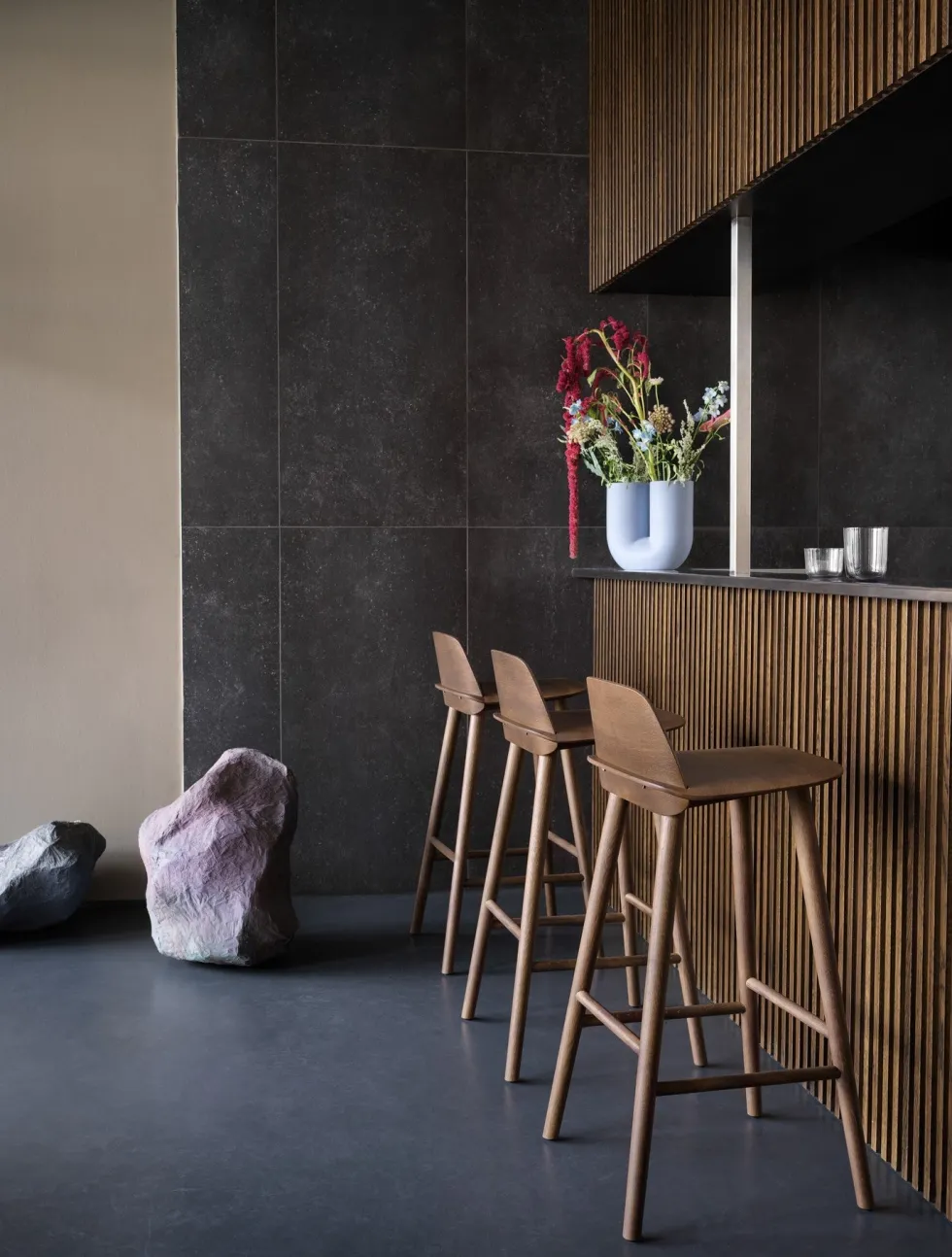 Tabouret de bar 65 cm en chêne naturel Nerd - Muuto