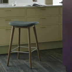 Tabouret de bar 65cm gris piétement en chêne marron Fiber - Muuto