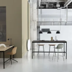 Tabouret de bar 65cm noir piétement en chêne et assise cuir Fiber - Muuto