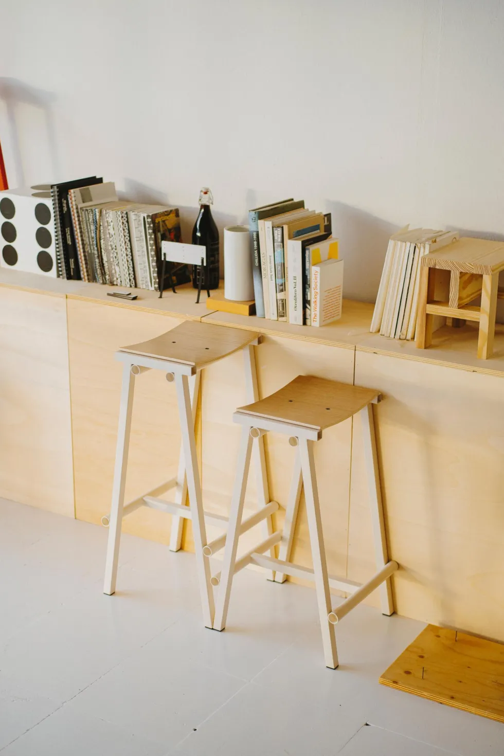 Tabouret de bar en bois de chêne et acier ivoire 75cm Tabourete 8 - Hay