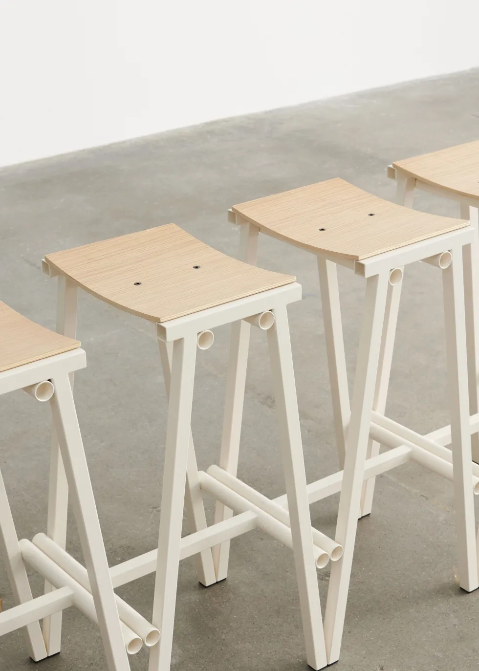 Tabouret de bar en bois de chêne et acier ivoire 75cm Tabourete 8 - Hay