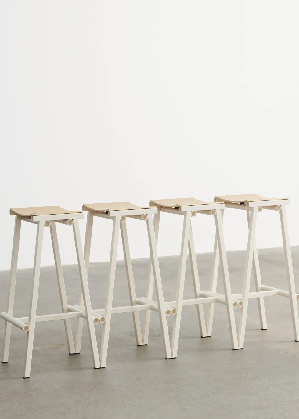 Tabouret de bar en bois de chêne et acier ivoire 75cm Tabourete 8 - Hay