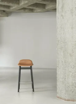 Tabouret de bar en bois noir et pp blanc 65 cm Form - Normann Copenhagen