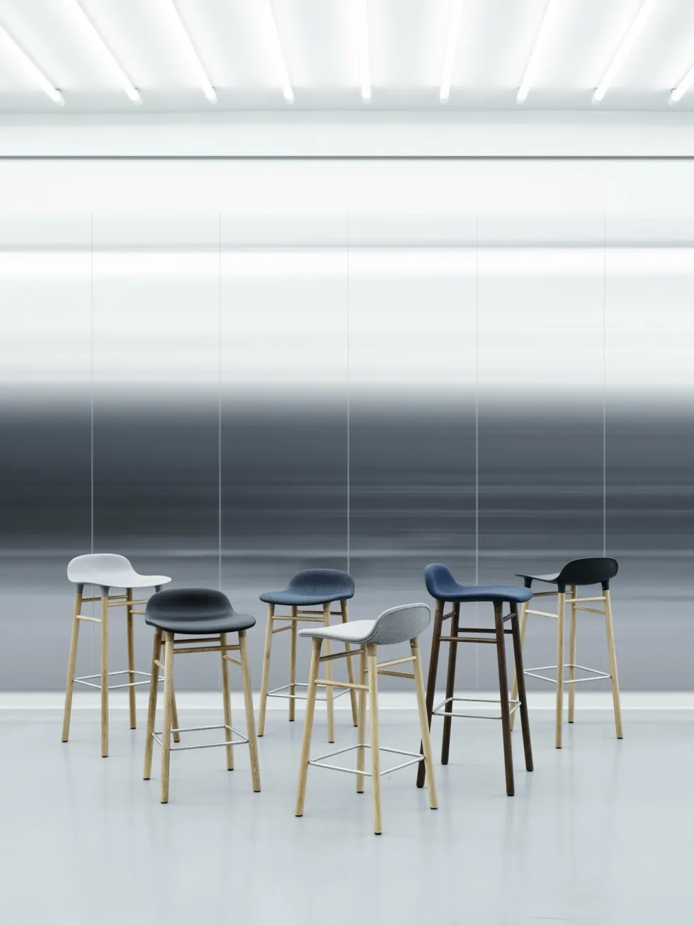 Tabouret de bar en bois noir et pp bleu 65 cm Form - Normann Copenhagen