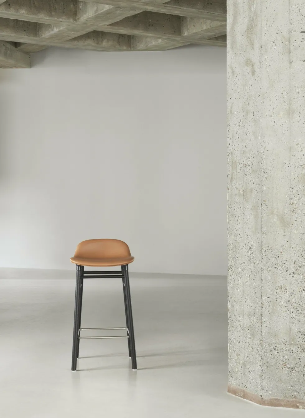 Tabouret de bar en bois noir et pp bleu 65 cm Form - Normann Copenhagen