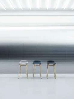 Tabouret de bar en chêne naturel et pp bleu 65 cm Form - Normann Copenhagen