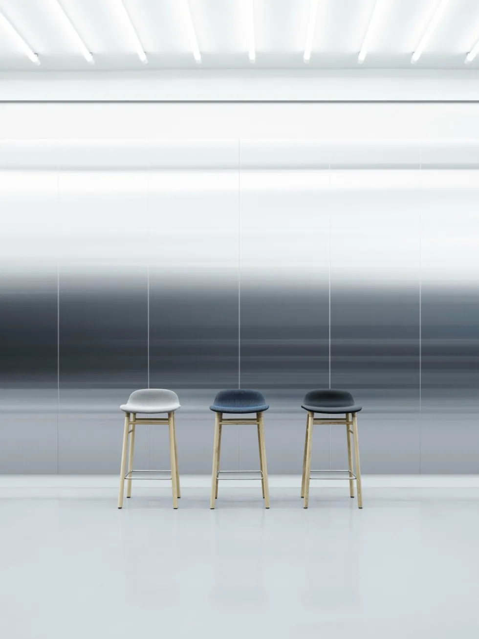 Tabouret de bar en chêne naturel et pp noir 75 cm Form - Normann Copenhagen