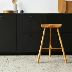Tabouret de bar en hêtre noir 68 cm Shoemaker - Form & Refine