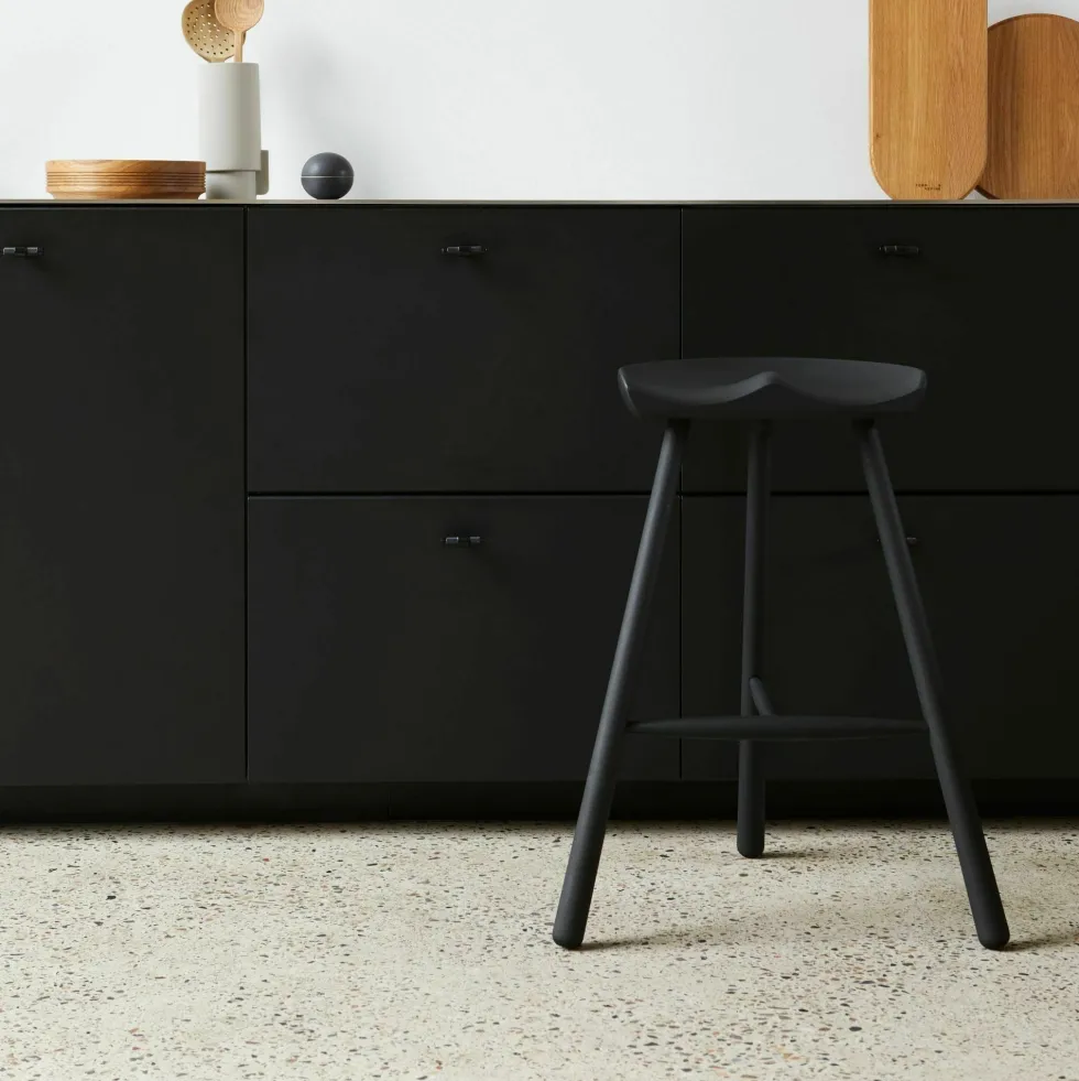 Tabouret de bar en hêtre noir 68 cm Shoemaker - Form & Refine