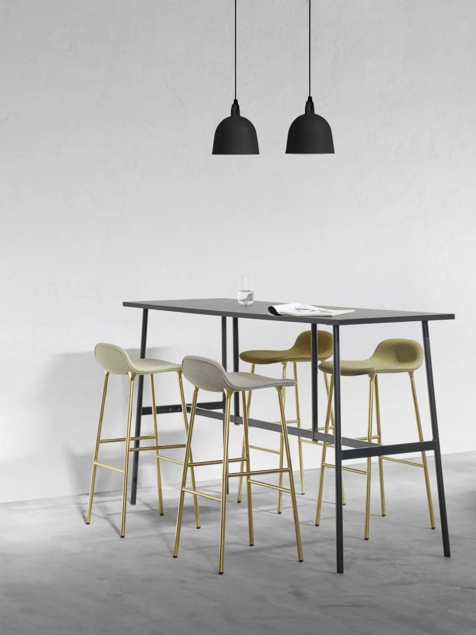 tabouret de bar en laiton et pp bleu 65 cm Form - Normann Copenhagen