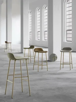 tabouret de bar en laiton et pp bleu 65 cm Form - Normann Copenhagen