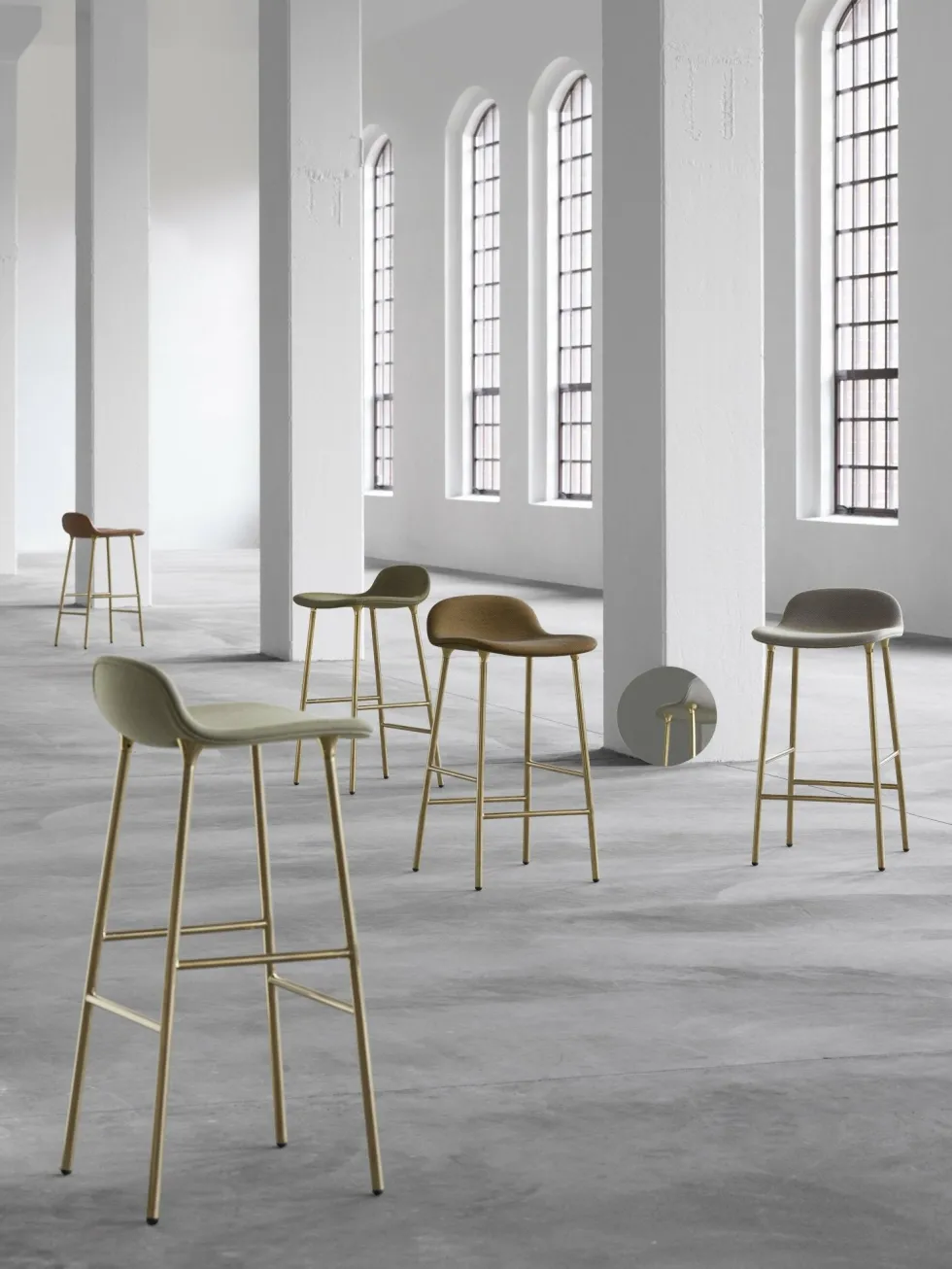 tabouret de bar en laiton et pp bleu 65 cm Form - Normann Copenhagen