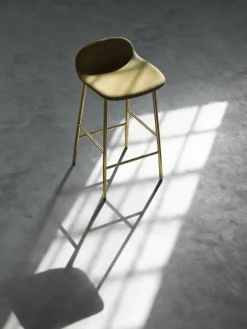 tabouret de bar en laiton et pp bleu 65 cm Form - Normann Copenhagen