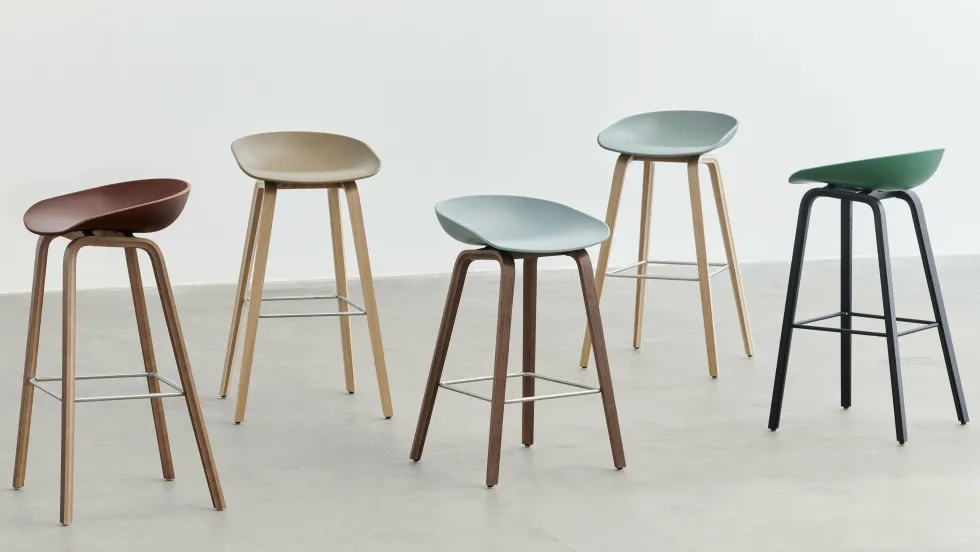 Tabouret de bar en plastique recyclé argile et pieds en chêne 75 cm AAS 32 2.0 - HAY