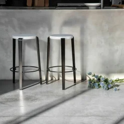 Tabouret de bar en plastique recyclé blanc et pieds noir graphite MI LOU VENEZIA - TIPTOE