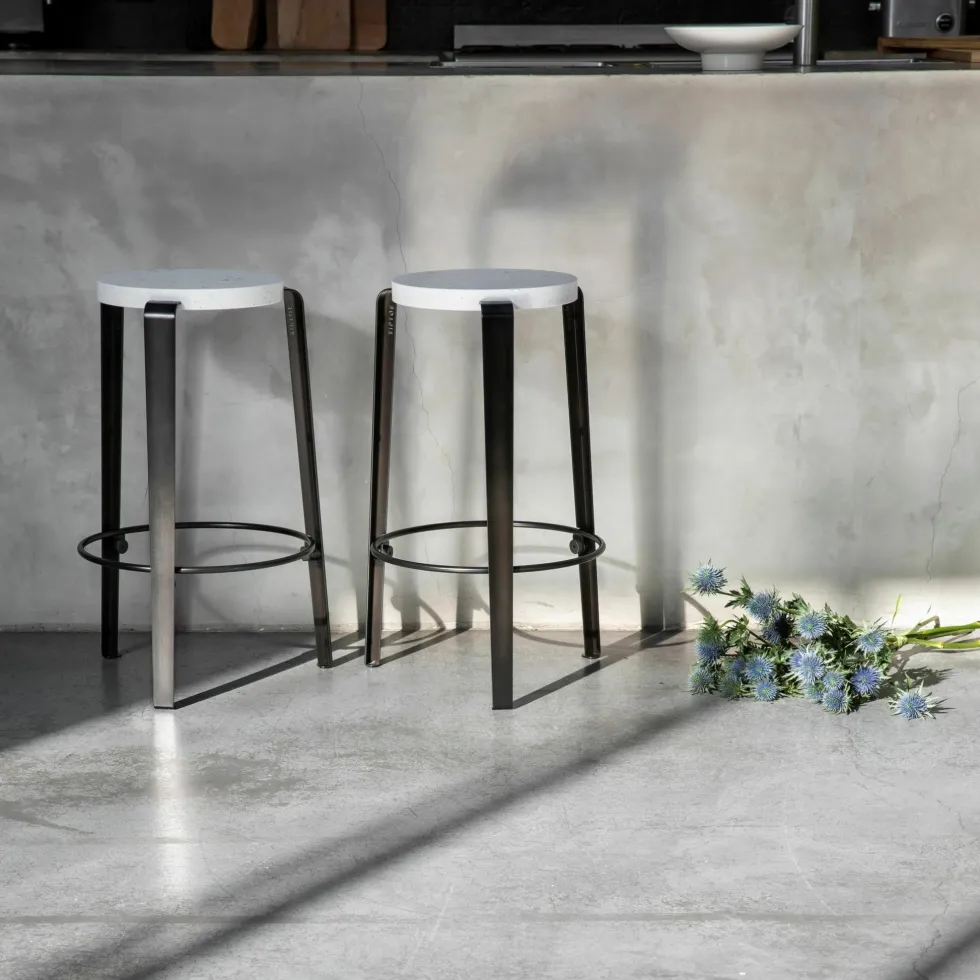 Tabouret de bar en plastique recyclé blanc et pieds noir graphite MI LOU VENEZIA - TIPTOE