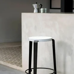 Tabouret de bar en plastique recyclé blanc et pieds noir graphite MI LOU VENEZIA - TIPTOE