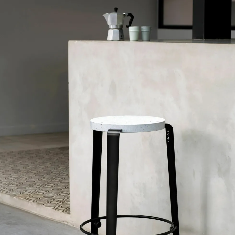 Tabouret de bar en plastique recyclé blanc et pieds noir graphite MI LOU VENEZIA - TIPTOE