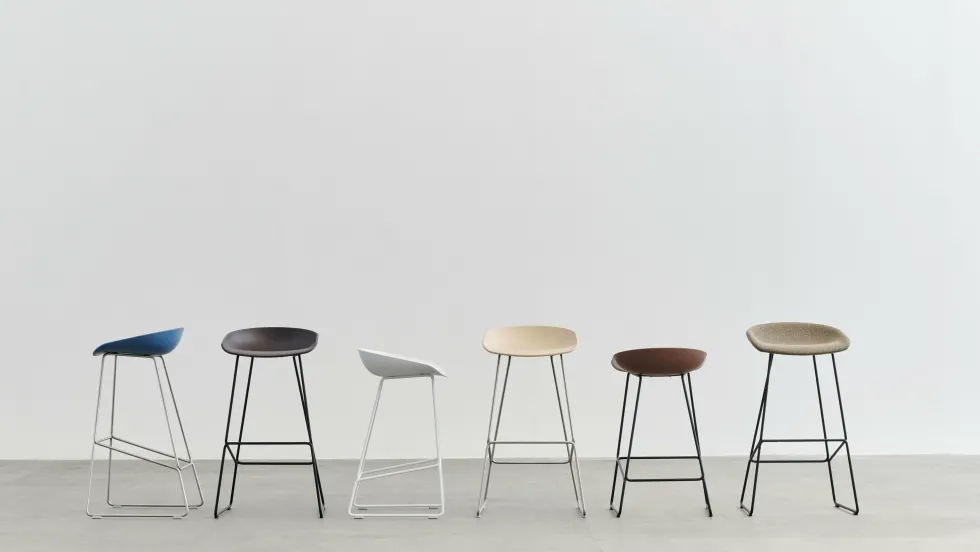 Tabouret de bar en plastique recyclé brique et pieds en acier noir 65 cm AAS 38 2.0 - HAY