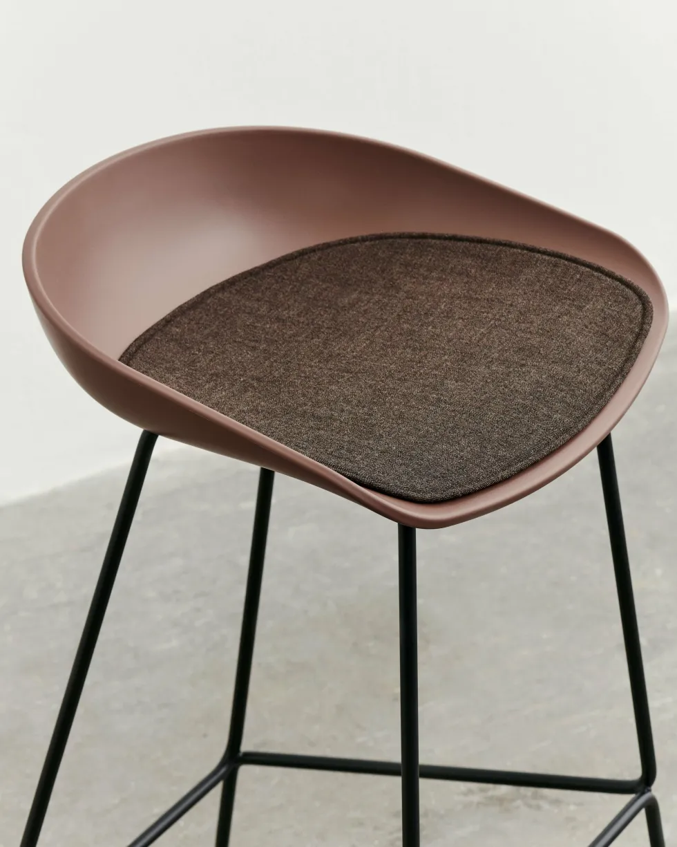 Tabouret de bar en plastique recyclé brique et pieds en acier noir 65 cm AAS 38 2.0 - HAY