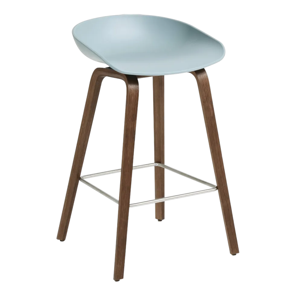 Tabouret de bar en plastique recyclé dusty blue et pieds en noyer 65 cm AAS 32 2.0 - HAY