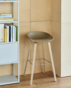 Tabouret de bar en plastique recyclé dusty blue et pieds en noyer 65 cm AAS 32 2.0 - HAY