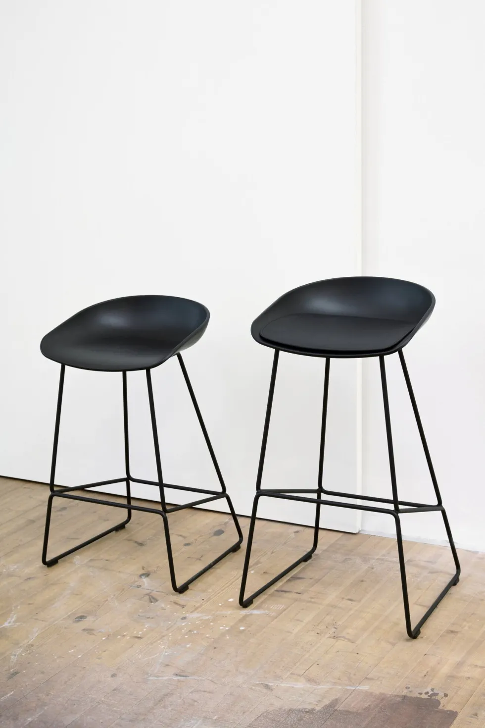 Tabouret de bar en plastique recyclé noir et pieds en acier noir 65 cm AAS 38 2.0 - HAY