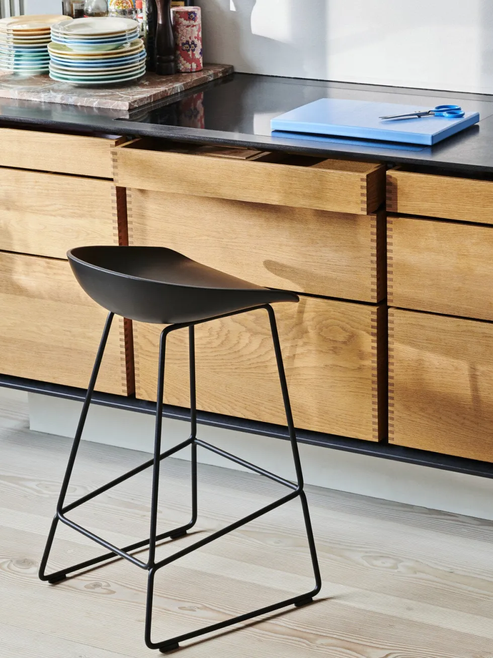 Tabouret de bar en plastique recyclé noir et pieds en acier noir 65 cm AAS 38 2.0 - HAY