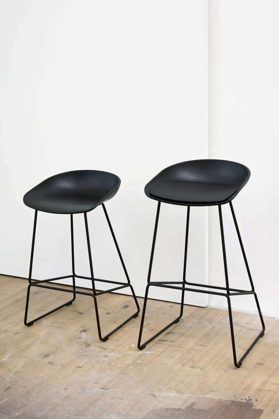 Tabouret de bar en plastique recyclé noir et pieds en acier noir 75 cm AAS 38 2.0 - HAY