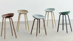 Tabouret de bar en plastique recyclé vert automne et pieds en chêne 75 cm AAS 32 2.0 - HAY