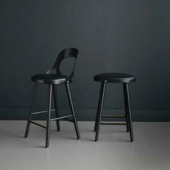 Tabouret en chêne noir et coussin en cuir reconstitué noir 63 cm Colibri - Hans k