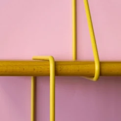 Étagère en hêtre et acier curry Shrink - Studio Hausen