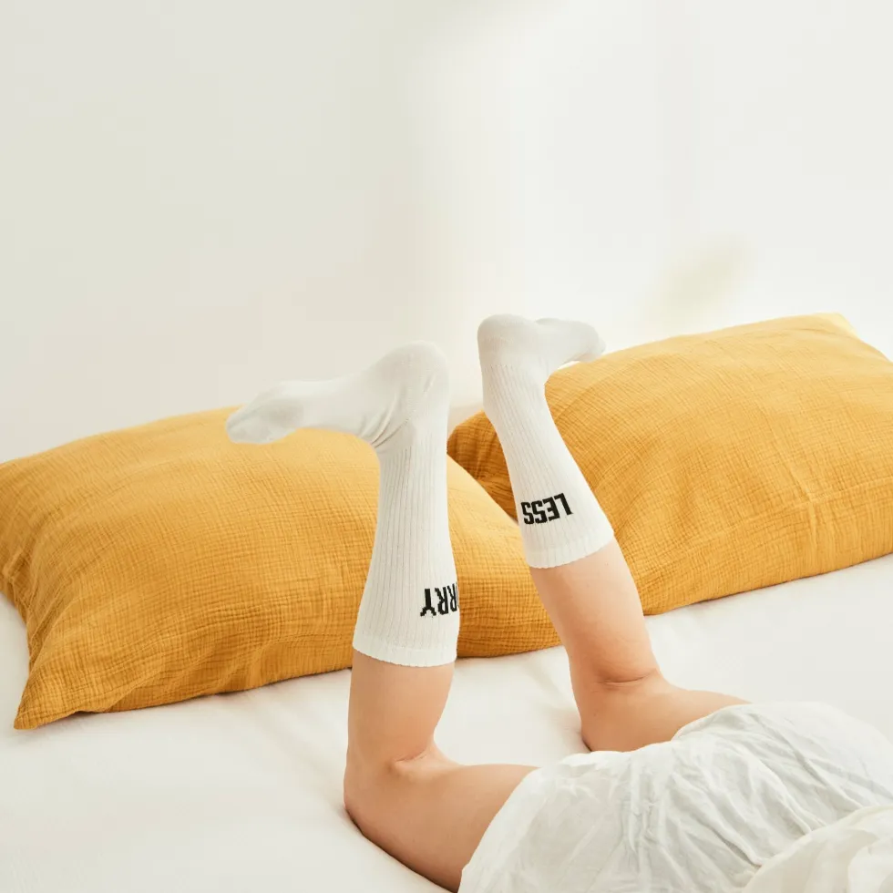 Taie d'oreiller moutarde en gaze de coton 63 x 63 cm - The Cool Republic