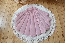 Tapis bébé coquillage en velours rose Shells - Moi Mili