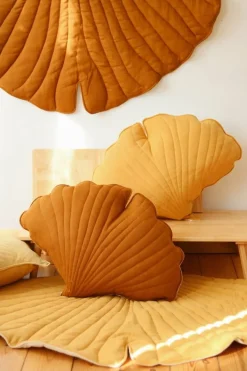 Tapis bébé feuille de ginkgo en lin caramel Ginkgo Bilboa - Moi Mili
