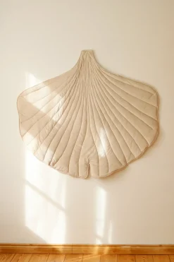 Tapis bébé feuille de ginkgo en velours crème Ginkgo Bilboa - Moi Mili