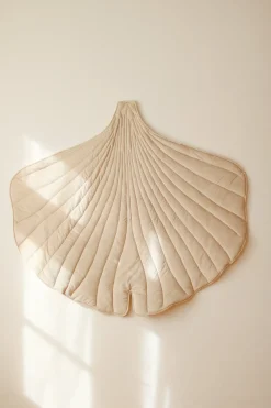 Tapis bébé feuille de ginkgo en velours crème Ginkgo Bilboa - Moi Mili
