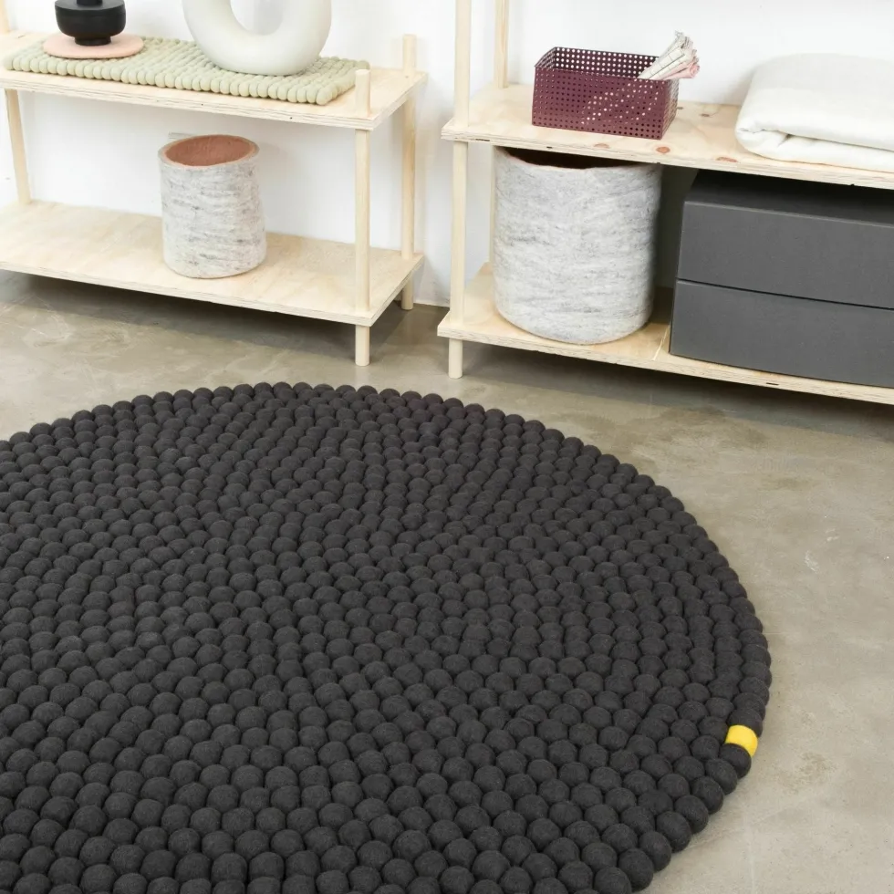 Tapis à boules de feutre anthracite 120 cm Big One - myfelt