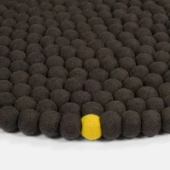 Tapis à boules de feutre anthracite 180 cm Big One - myfelt