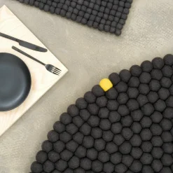 Tapis à boules de feutre anthracite 180 cm Big One - myfelt