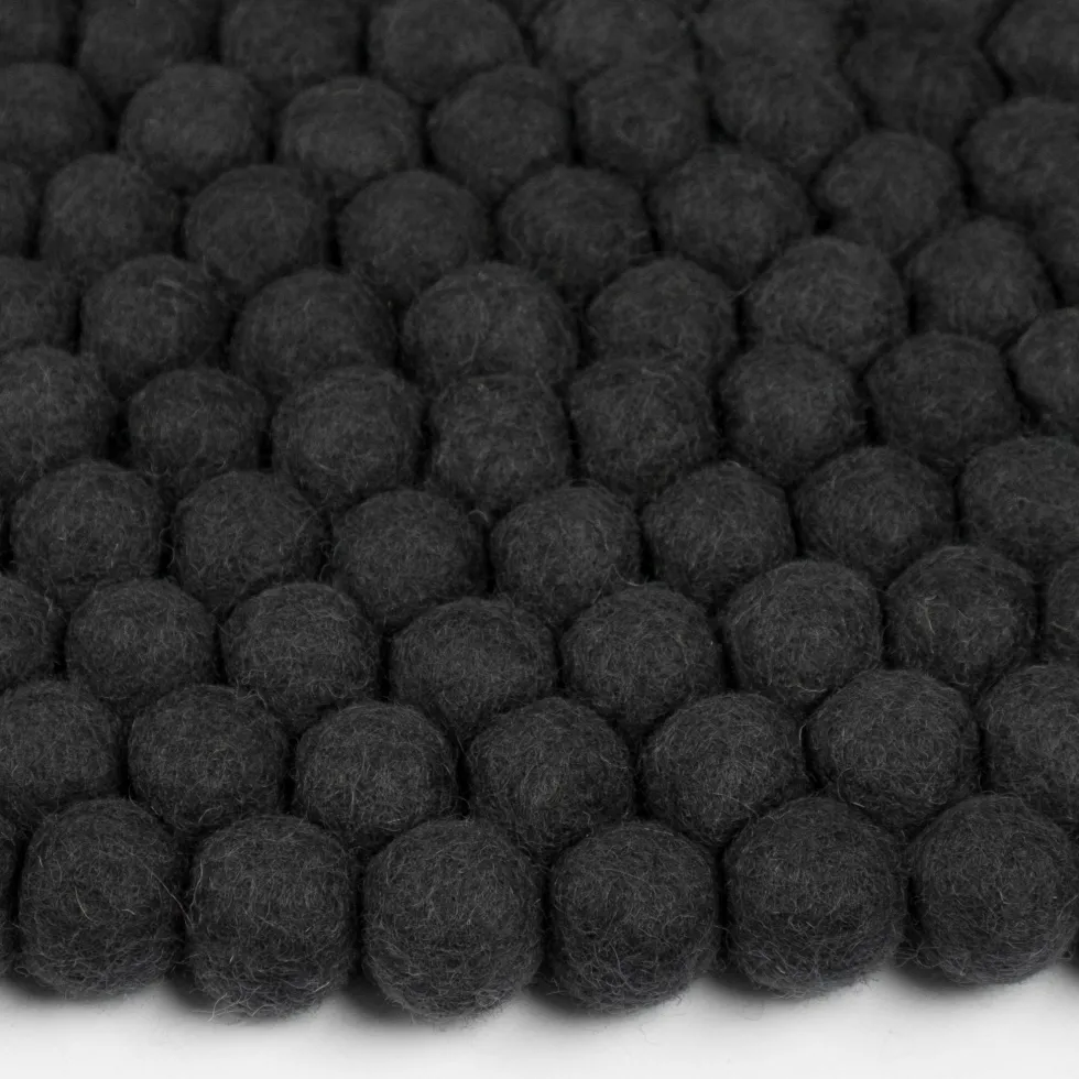 Tapis à boules de feutre anthracite 160 cm Kuno - myfelt