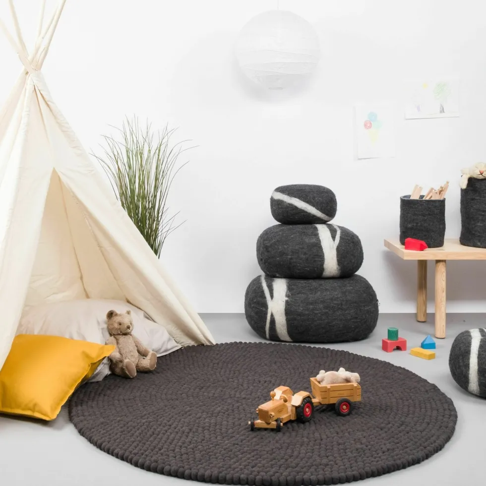 Tapis à boules de feutre anthracite 160 cm Kuno - myfelt