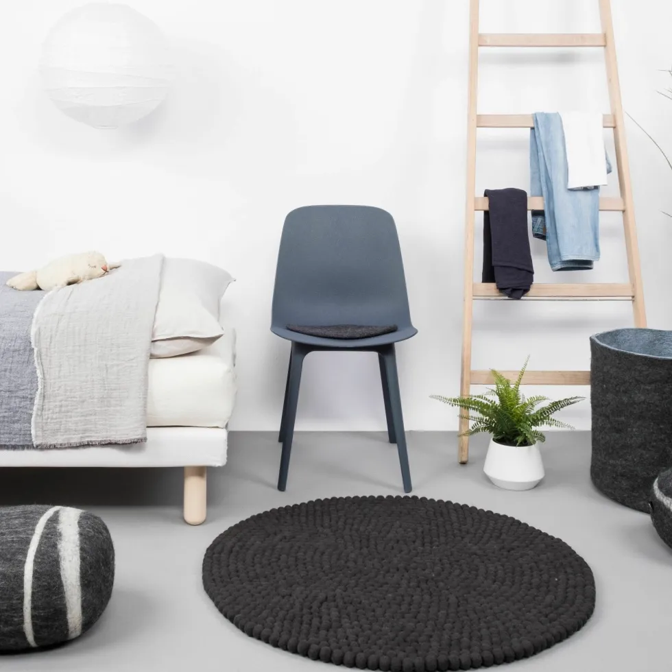 Tapis à boules de feutre anthracite 160 cm Kuno - myfelt