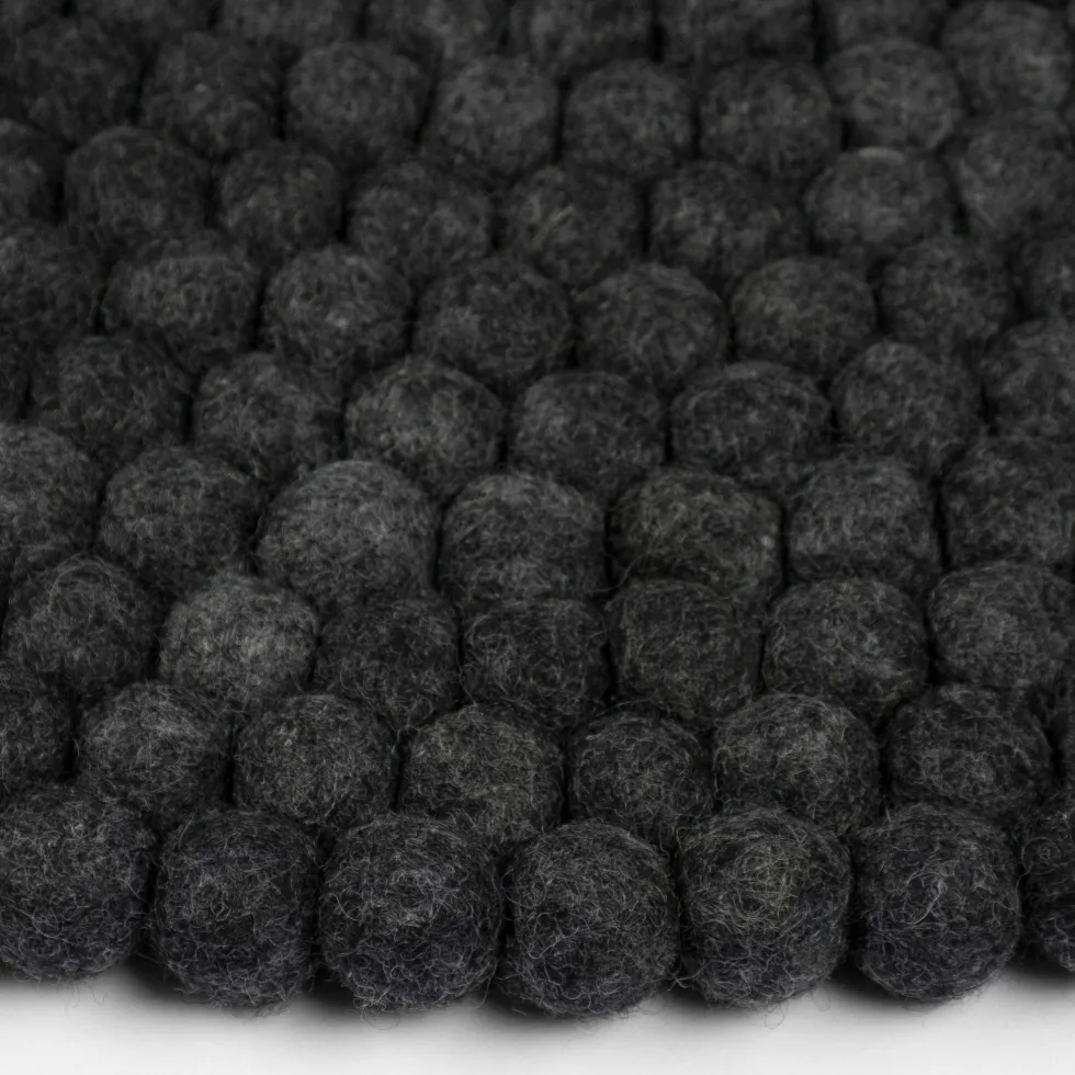 Tapis à boules de feutre anthracite marbré 90 cm Hugo - myfelt