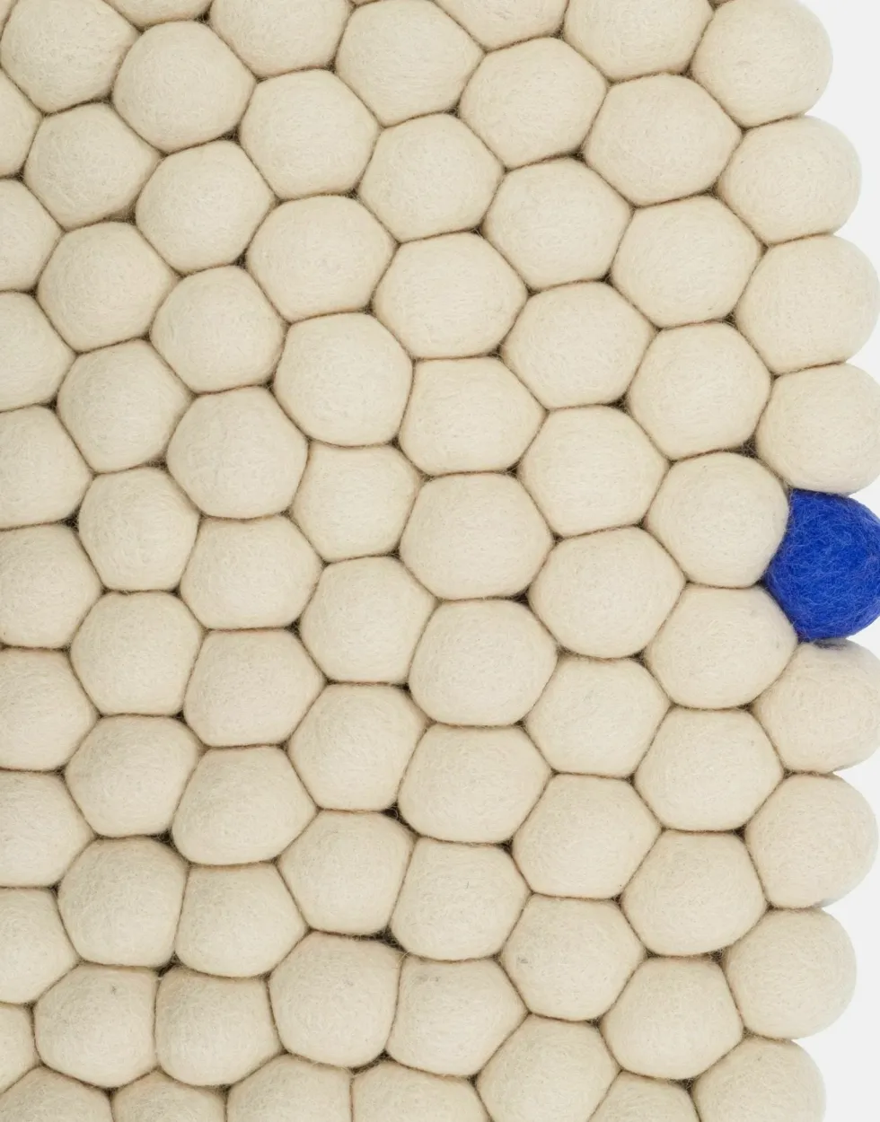Tapis à boules de feutre beige 250 cm Big One - myfelt