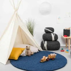 Tapis à boules de feutre bleu foncé 120 cm Alva - myfelt