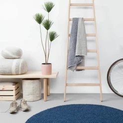 Tapis à boules de feutre bleu foncé 120 cm Alva - myfelt